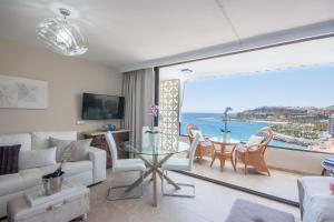 sala de estar con vistas al océano en Doñana 1109, en Patalavaca