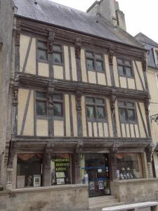 un viejo edificio en medio de una calle en Le 4, en Bayeux