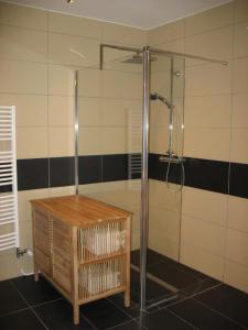 ein Badezimmer mit einer Dusche und einer Holzkiste in der Unterkunft Dvojdům Ostrov u Macochy in Ostrov u Macochy