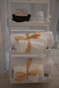 4 toallas blancas con arcos en una habitación en Casa Patà en Matera