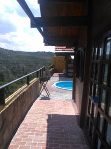 - une vue sur la piscine depuis l'extérieur de la maison dans l'établissement El mirador del consuelo, à Jorquera