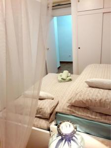 サン・ペドロ・デル・ピナタルにあるApartamento Villananitosのベッドルーム1室(ベッド1台、テーブル上の時計付)