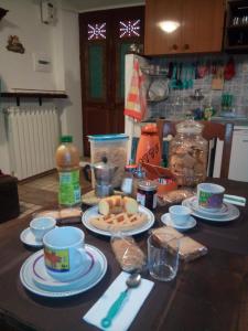eine Küchentheke mit Teller mit Lebensmitteln auf dem Tisch in der Unterkunft Calì B&B in Alatri