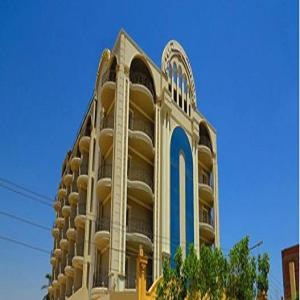 un gran edificio con un cielo azul en el fondo en St. Marie House, en Asiut