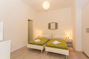 - une chambre blanche avec 2 lits dans l'établissement Studio Leon-Sara, à Split
