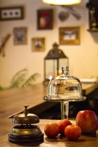 a kitchen counter with a juicer and apples on a table at Casa Asprón in Covadonga