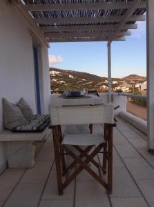 een witte piano bovenop een balkon bij Island White in Agios Georgios