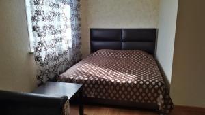 ヴォルシスキーにあるApartment on Aleksandrova 8の小さなベッドルーム(ベッド1台、窓付)