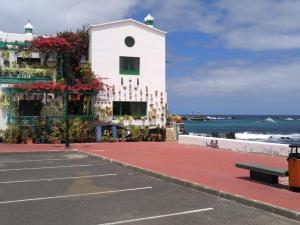 a building with flowers on it next to the ocean at Casa Corina. Primera línea de mar in Punta Mujeres