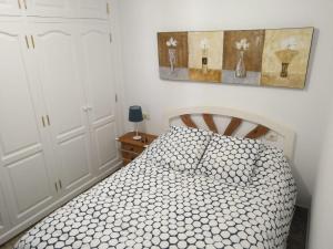 une chambre avec un lit et un tableau au mur dans l'établissement Casa Corina. Primera línea de mar, à Punta de Mujeres