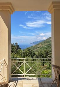 vistas al océano desde el balcón de una casa en Villa Frederike in Alonissos Old Town en Alonnisos Old Town