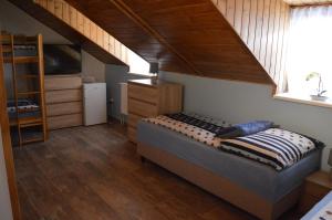 ein Schlafzimmer mit einem Etagenbett und einer Treppe in der Unterkunft Guest House Haklův Mlýn in Hrabětice