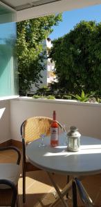 トレモリノスにあるApartamento Auténtico Playaのワイン1本とグラス2杯付きのテーブル