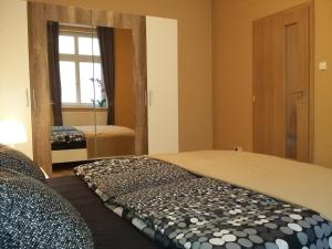 sypialnia z łóżkiem i dużym lustrem w obiekcie Angel apartment nr 4 near to the center w Pradze