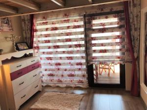 ein Schlafzimmer mit einem Vorhang mit Blumen drauf in der Unterkunft Villa Victoria - a luxury appartment with icredible Seaview in Sozopol