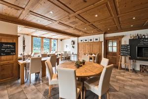TV a/nebo společenská místnost v ubytování Hotel Restaurant Chesa