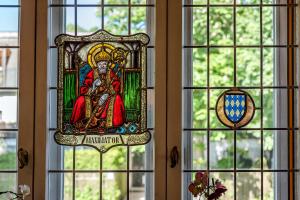 a stained glass window in a room with windows at Laimer Hof am Schloss Nymphenburg in Munich