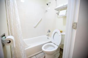 Ett badrum på Relax Inn and Suites Kuttawa