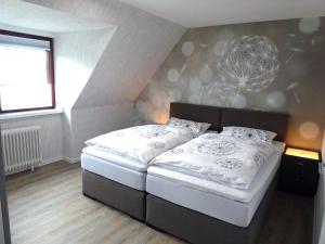 a bedroom with a bed and a wall with a spider painting at Peedy's luxuriöse 60m² Wohnung mit Balkonterrasse in Stade