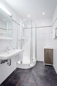 ミュンヘンにあるライマー ホフ アム シュロス ニンフェンブルクの白いバスルーム(シンク、シャワー付)