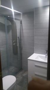 コルドバにあるHabitación doble con baño privadoのバスルーム(シャワー、トイレ、シンク付)