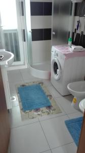 a bathroom with a washing machine and a rug at Gabriela in Nin