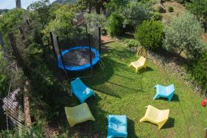 A garden outside Appartamento in Villa a 5 KM dal mare