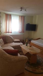 - un salon avec un canapé et un lit dans l'établissement Ferienwohnung "Am Fechtertor- Eingang zum Schlosspark", à Putbus