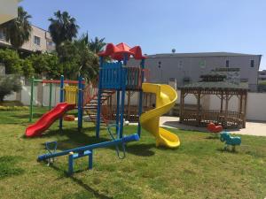 um parque infantil com um escorrega e uma estrutura de jogos em Elite Life Residence 4 em Avsallar