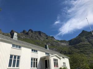 un edificio blanco con una montaña en el fondo en Solbakken en Ramberg