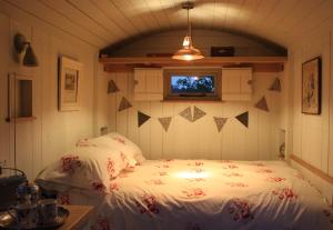 Schlafzimmer mit einem Bett und einem TV an der Wand in der Unterkunft The Parlour, for Alton Towers & the Peak District in Uttoxeter