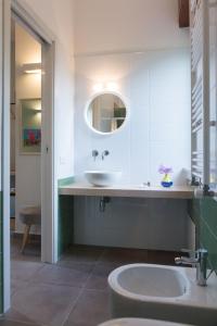 een badkamer met een wastafel en een spiegel bij Mondello Martini in Mondello