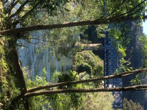 een uitzicht op een brug door bomen bij Casa Alpargateiro in Os Peares