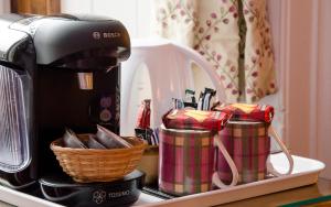 Příslušenství pro přípravu čaje a kávy v ubytování RossMor Bed & Breakfast