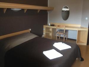 Schlafzimmer mit einem Bett, einem Schreibtisch und einem Stuhl in der Unterkunft Les Aveilles in La Motte-dʼAveillans
