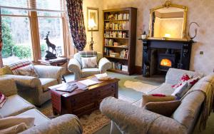 un soggiorno con divani e camino di RossMor Bed & Breakfast a Grantown on Spey