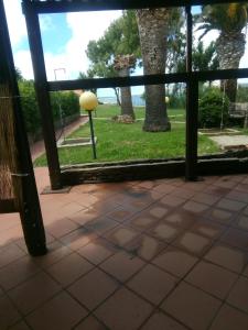 Drzwi na otwartym patio z widokiem na park w obiekcie Mare Blu w mieście Stintino