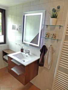 Ένα μπάνιο στο Peedy's luxuriöse 60m² Wohnung mit Balkonterrasse