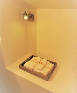 ショレにあるStudio moderne, hypercentre de Cholet, arrivée autonome !の客室内の棚に並ぶ木製の箱
