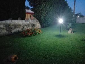 una luz en medio de un patio por la noche en Appartamenti turistici Aprile Luca, en Borgagne