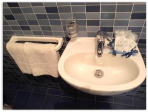 シャッカにあるCasa Giavada Steripintoのバスルーム(タオル、白い洗面台付)