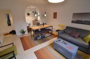ein Wohnzimmer mit einem Sofa und einem Tisch in der Unterkunft Embassy of Industry + free parking in Sarajevo