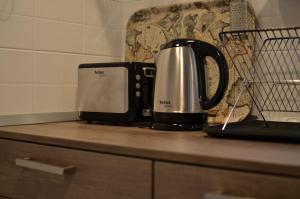 Facilități de preparat ceai și cafea la Embassy of Industry + free parking