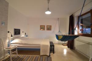 Un pat sau paturi într-o cameră la Embassy of Industry + free parking