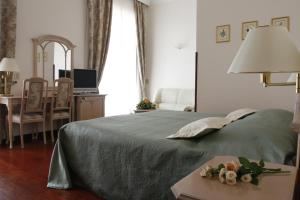Een bed of bedden in een kamer bij Hotel Mozart