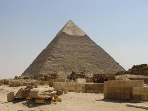 una vista de la pirámide de Giba y la esfinge en Pyramids Power Inn en El Cairo