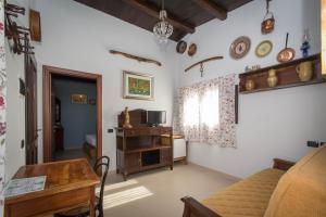 Agriturismo Papyrus的电视和/或娱乐中心