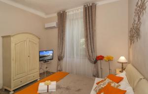 ein kleines Schlafzimmer mit einem Bett und einem TV in der Unterkunft A due passi dalla torre in Pisa