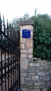 um portão com um sinal azul ao lado de uma cerca em Villa Kortina em Basanija