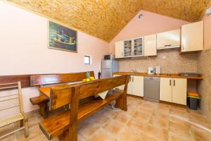 een keuken met een houten bank in een kamer bij Holiday home Ana in Labin